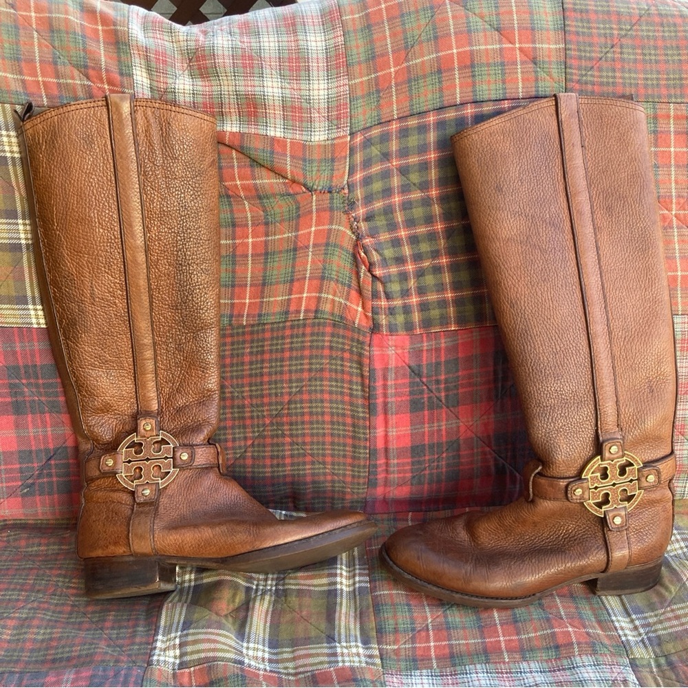 Tory Burch Tall Logo Boots Leather
They feel small on my size 8 feet.